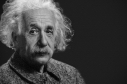 Retrato en blanco y negro de Albert Einstein. 