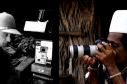 Explorador con cámara de video e indígena con cámara de Fotos 