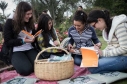 Mujeres leyendo libros en un pícnic