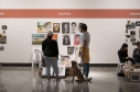 Dos personas y un perro admiran las obras en un stand de las Ferias Locales de Artes en La Candelaria