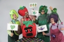 Actores con trajes de frutas y verduras