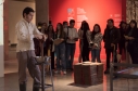 El artista Alvaro Cabrejo hace gelatina de pata de forma artesanal ante público en la Galería Sante Fe