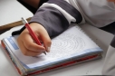 Niño escribiendo y dibujando en una agenda 