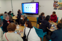 Adultos mayores en biblioteca 