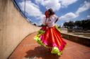 Bailarina en espacio de ciudad bailando