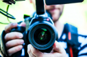 Persona sosteniendo una cámara fotográfica