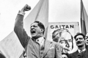 Hombre político con la mano arriba levantada 