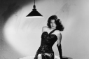 Foto en blanco y negro con una mujer sensual