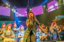 Enkelé - mujer en escenario cantando