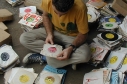Samy Ben Redjeb - Analog Africa - persona sentada con caratulas de disco