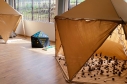 Carpas de tela con elementos naturales en su interior y figura geométrica tridimensional con fichas de colores imantadas
