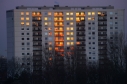 Reflejo del atardecer en las ventanas de un edificio. 