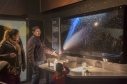 Personas en el Museo del Espacio del Planetario. 