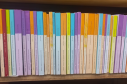 Libros en una biblioteca 