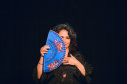 Mujer con abánico azul