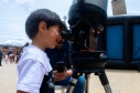 Niño mirando por telescopio