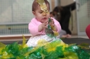 bebé con papeles de colores