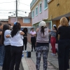 Angie Vanessa Huertas con un grupo de trabajo en la calle 