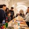 personas en un espacio de museo