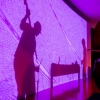 Sombras de Santiago Botero y Diego Herrera proyectadas en la pared del auditorio del planetario durante su presentación