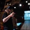 Un hombre usa un visor de Realidad Aumentado en el salón donde se desarrolló ÁGORA: laboratorio de teatro VR y dramaturgias inmersivas.