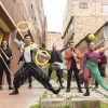 un grupo de malabaristas 