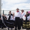 Un grupo de personas mayores bailan en un parque
