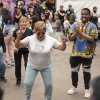 una señora mayor bailando en el parque