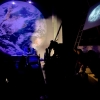 Foto dj con proyecciones del espacio