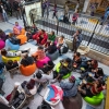 Grupo de niños y personas recibiendo una charla en El Castillo de las Artes