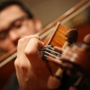 Músico con violín by Kike Barona
