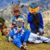 Niños posando con las mascaras realizados durante el taller de creación de mascaras