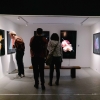 personas viendo una exposición
