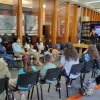 Un grupo de jovenes asiste al laboratorio 