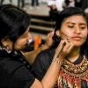 mujer indígena en actividad cultural
