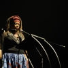 Mujer Afro en presentación artística 