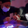 Foto de persona haciendo manicure a una madre