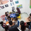 imagen de niños y niñas haciendo manualidades