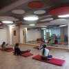 Un grupo de niños estira en uno de los salones del nuevo Crea Salamanca.