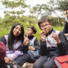 Un grupo de niños en uniforme de colegio, sonrien a la cámara.