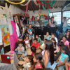 personajes interactuando con niños 