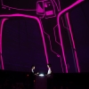 En el domo del planetario dos personas manipulan un dispositivo que les permite cambiar en tiempo real las imagenes y sonidos que se proyectan