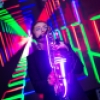 Mujer con saxofón 
