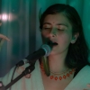 Mujer meditando y cantando